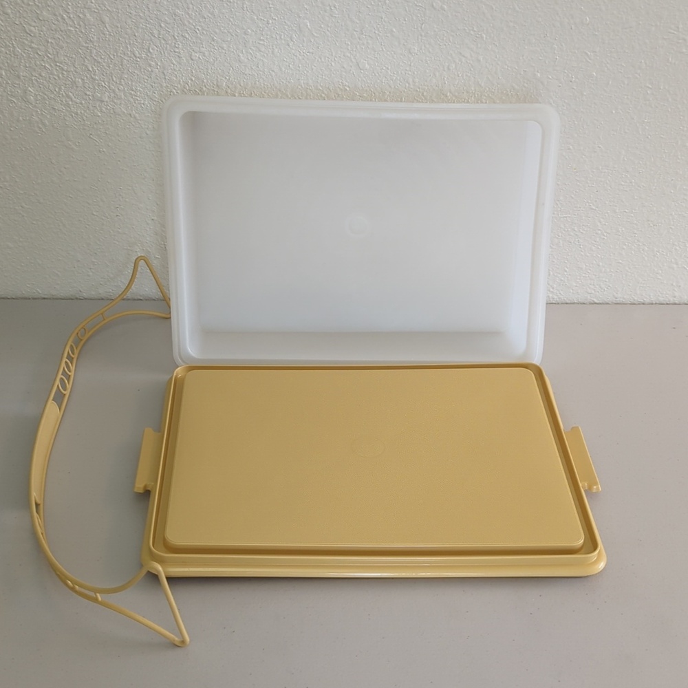Tupperware Cake Carrier - Picture 5 of 8